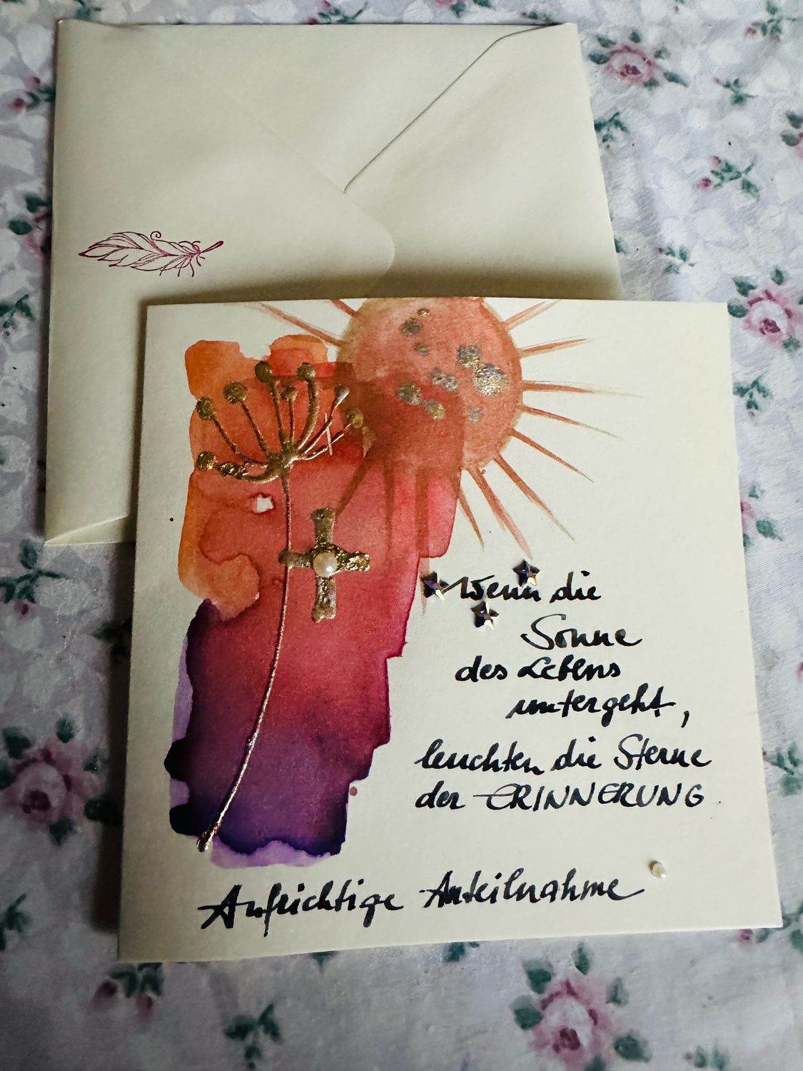 Billett handmade Trauer - passend zur Kerze „Resi“ - handcoloriert und handgeschrieben mit Spruch, Blattmetall, Perlen und Kristallen