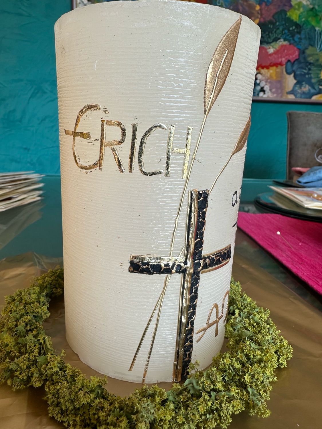 Trauerkerze „Erich“ - Stumpen rustik elfenbein - 170x105 mm, Blattwachs - Kreuz, Gräser, Alpha und Omega