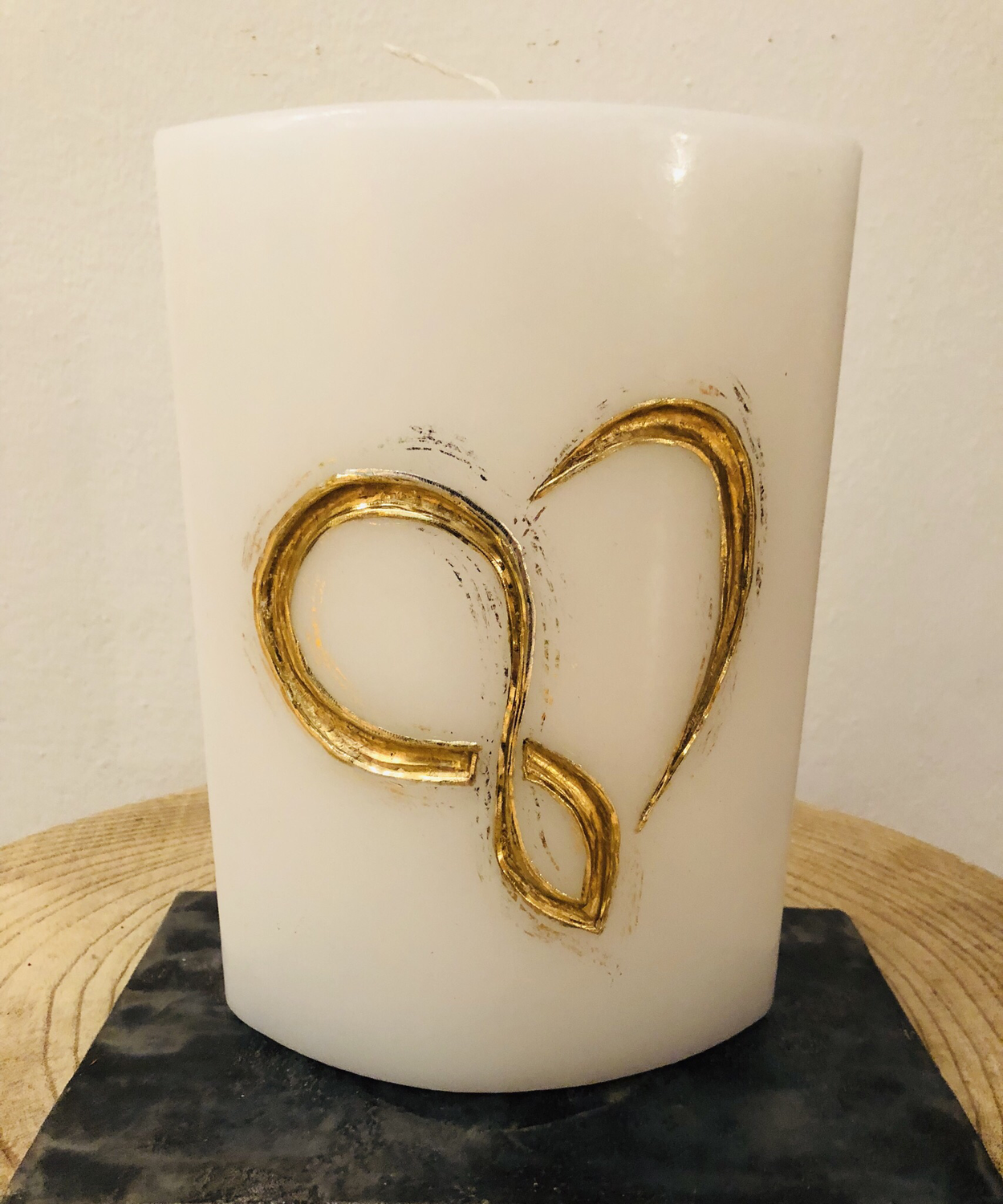 Kerze Hochzeit, Ellipse weiß getaucht, geschnitzt, "endloses" Herz, Wachsstreifen und Blattmetall gold - gravierfähig