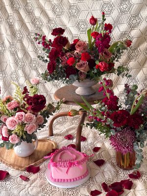 Heart Cake + Flower Bouquet Combo Heart Cake + Flower Bouquet Combo