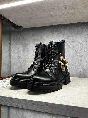 Boots chains
