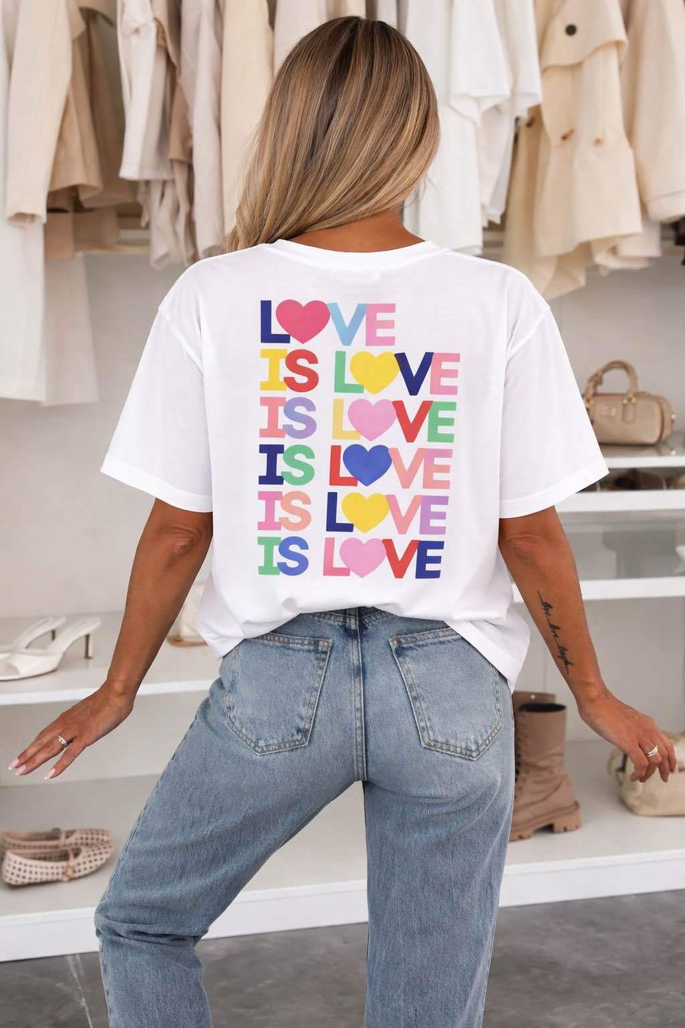 T - shirt Love is love