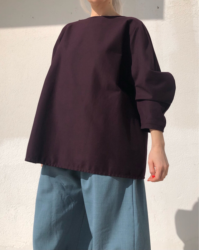 Blusa morbida con manica stondata Blusa morbida con manica stondata