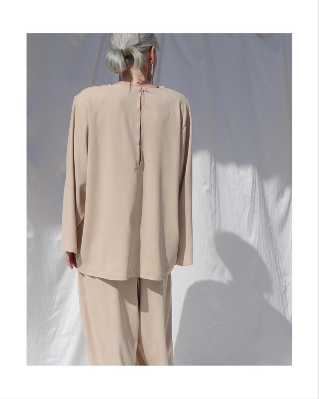 Blusa girocollo con spalline 