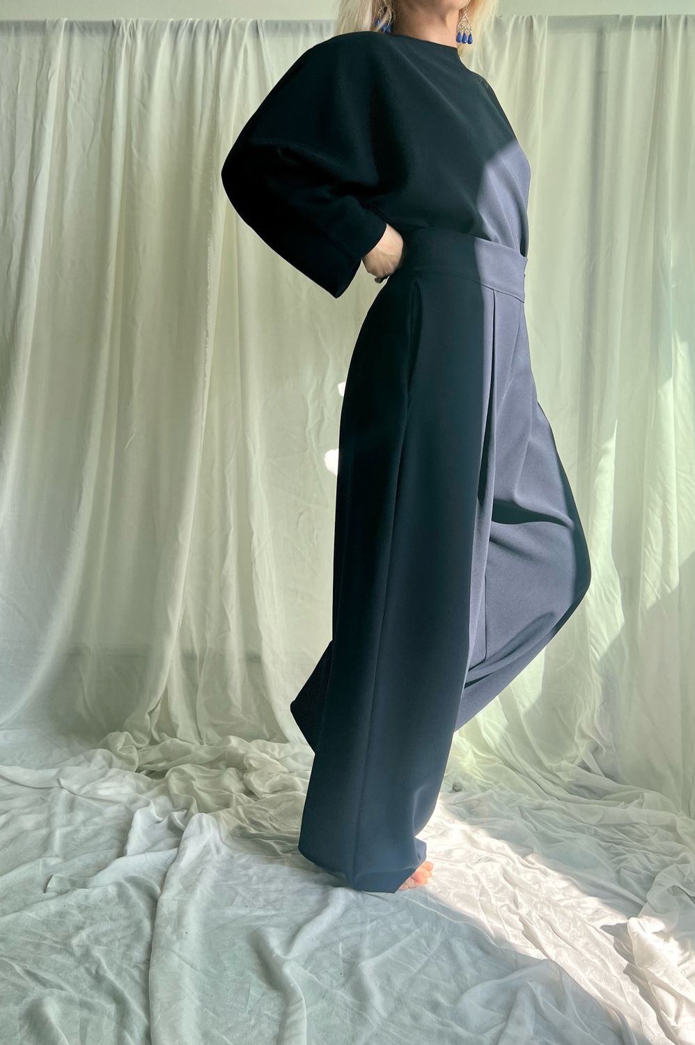 Pantalone con pinces / crepe cady blu notte (disponibile anche in nero)