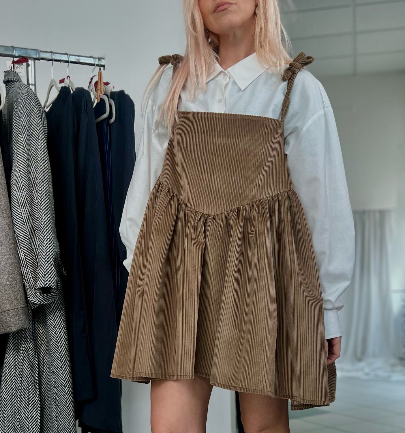 Abito smanicato con corpino a V