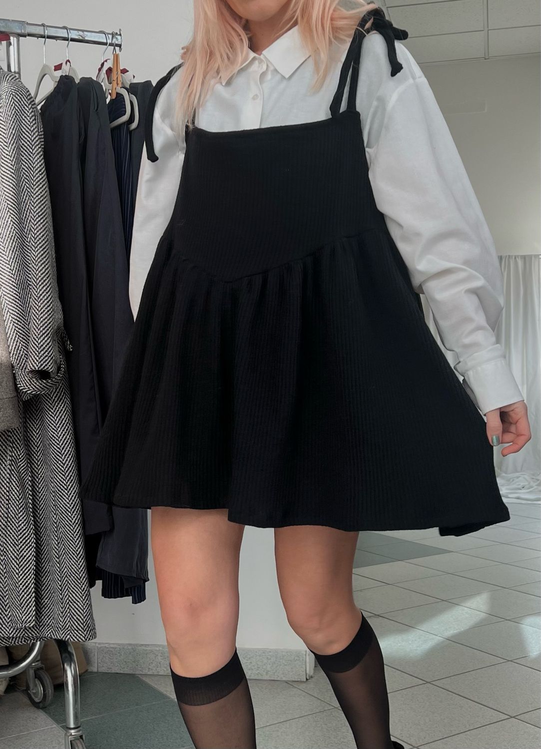 Abito smanicato con corpino a V/ in misto lana uniforme colore nero