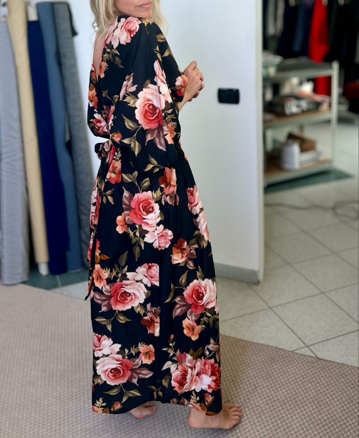 Maxi tuta a V/ Fantasia di rose su base nera