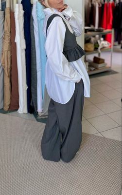 Top scollo squadrato con balza arricciata/ Grigio medio in fresco lana