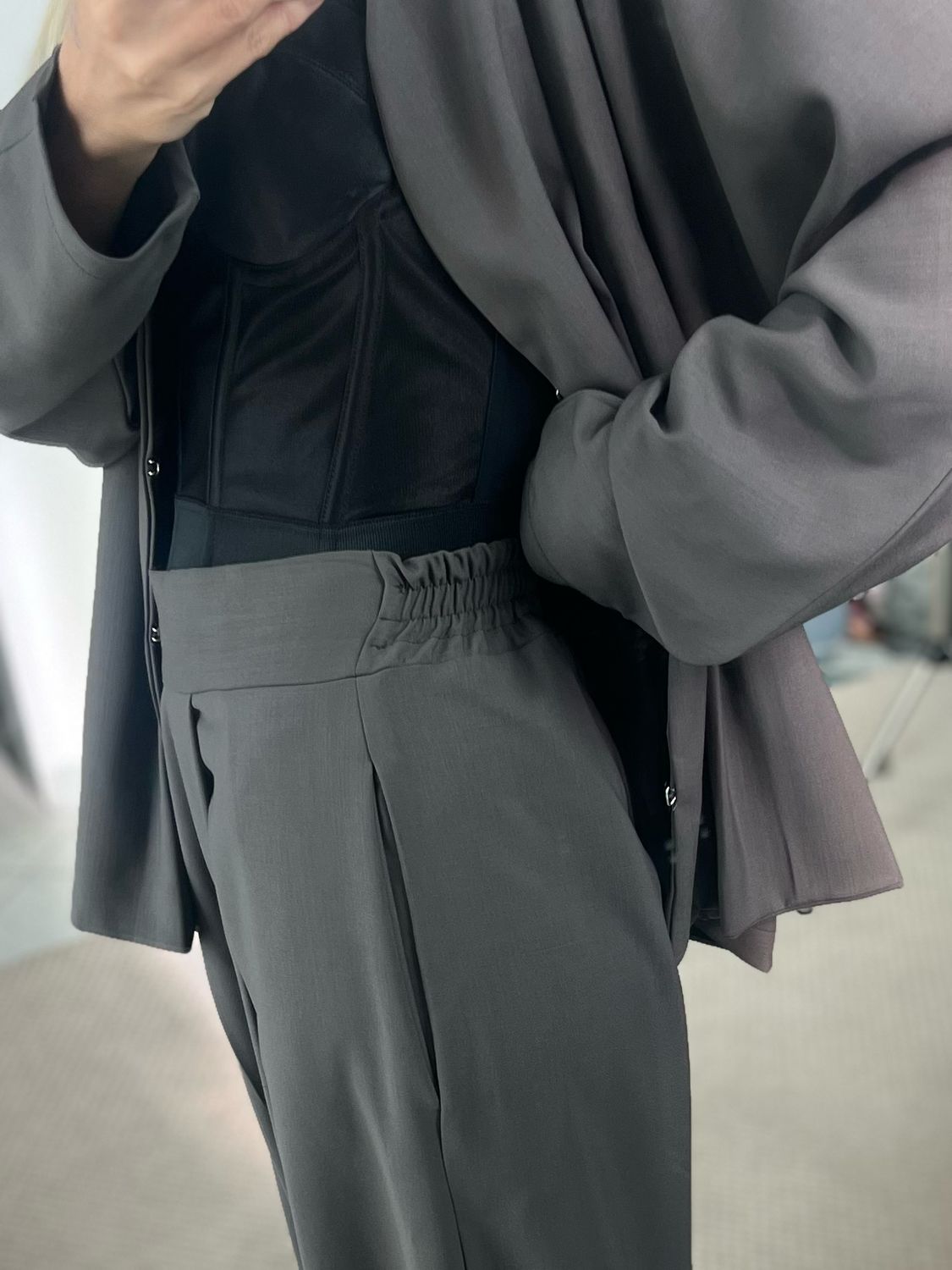 Pantalone con pinces ed elastico: Tortora • Grigio blu • Nero gessato