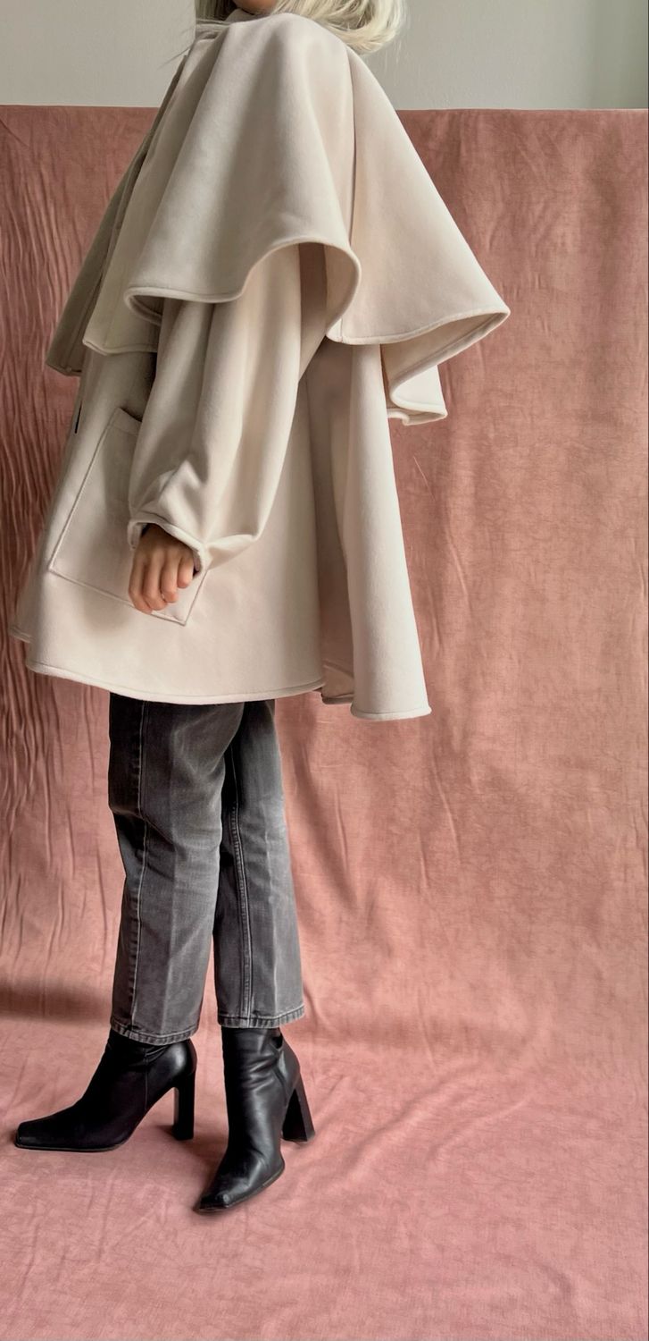 Cappotto con mantellina / panna