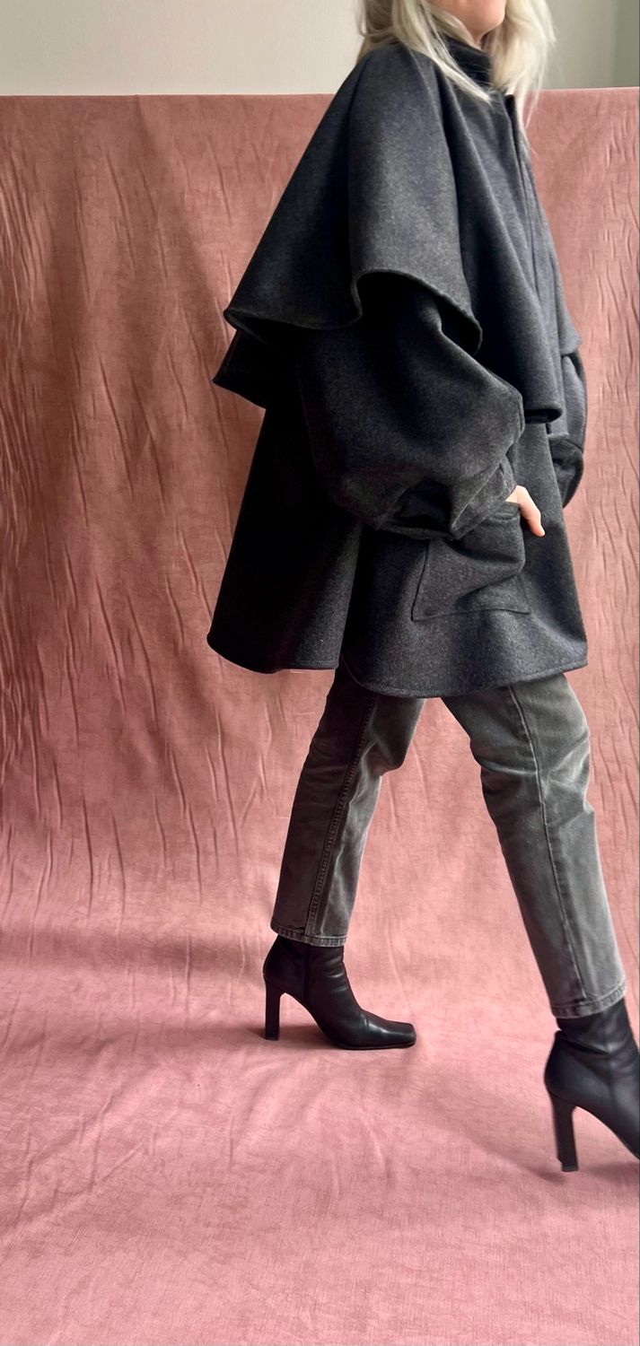 Cappotto con mantellina / grigio antracite