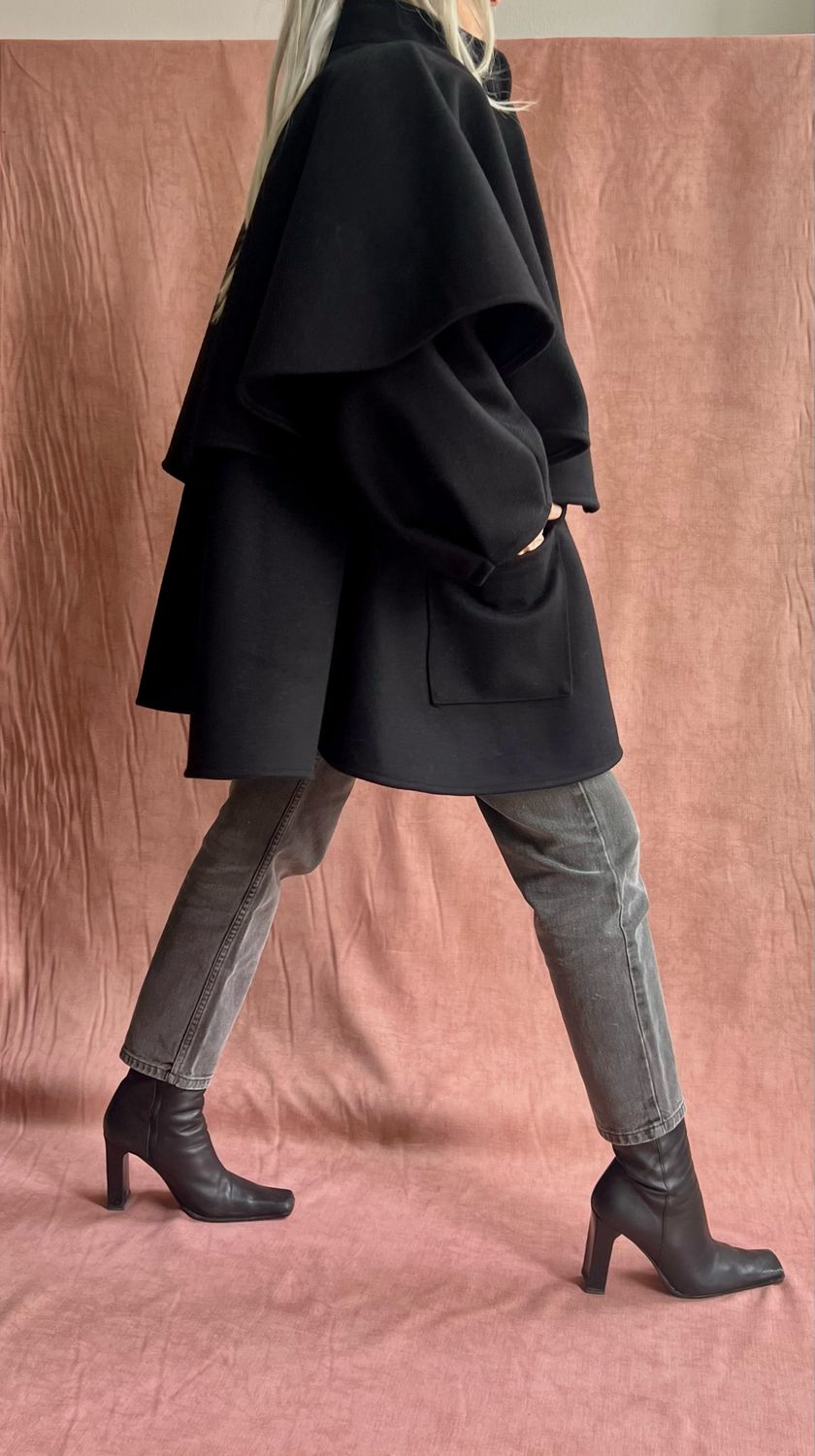 Cappotto con mantellina / nero