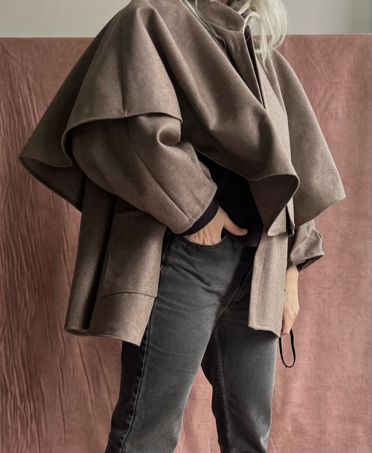 Cappotto con mantellina / tortora