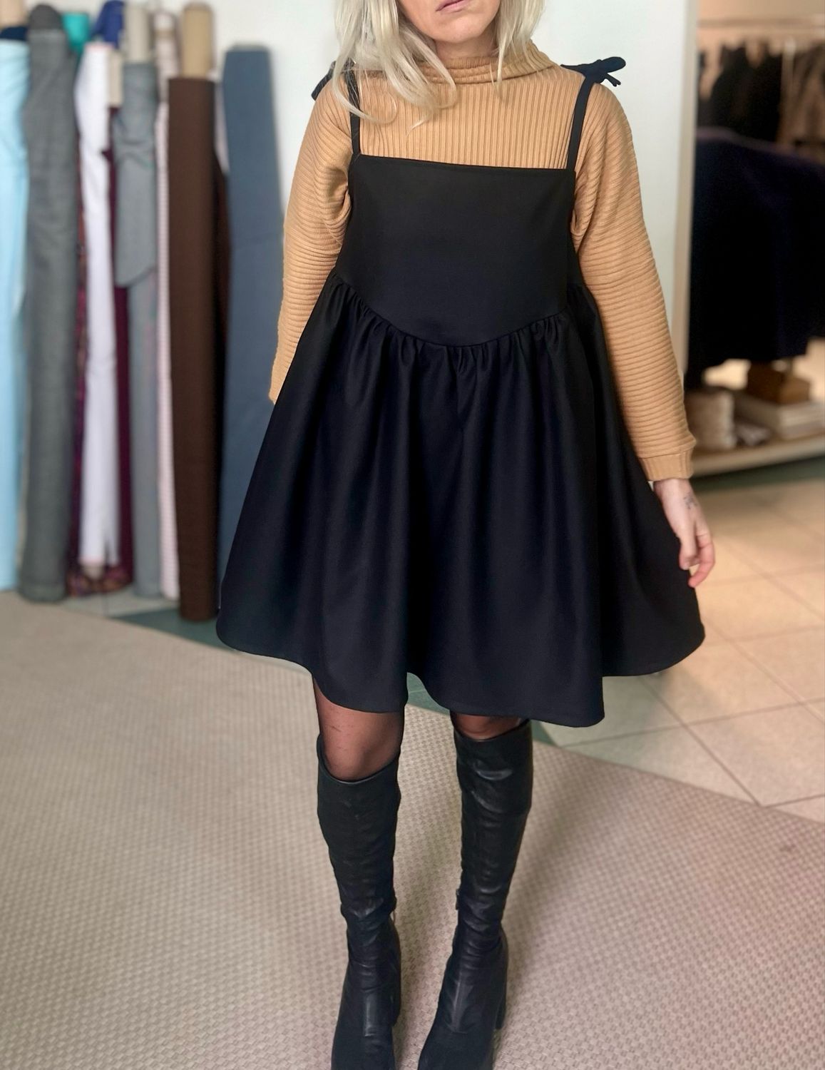 Abito smanicato con corpino a V/ in panno di lana nero