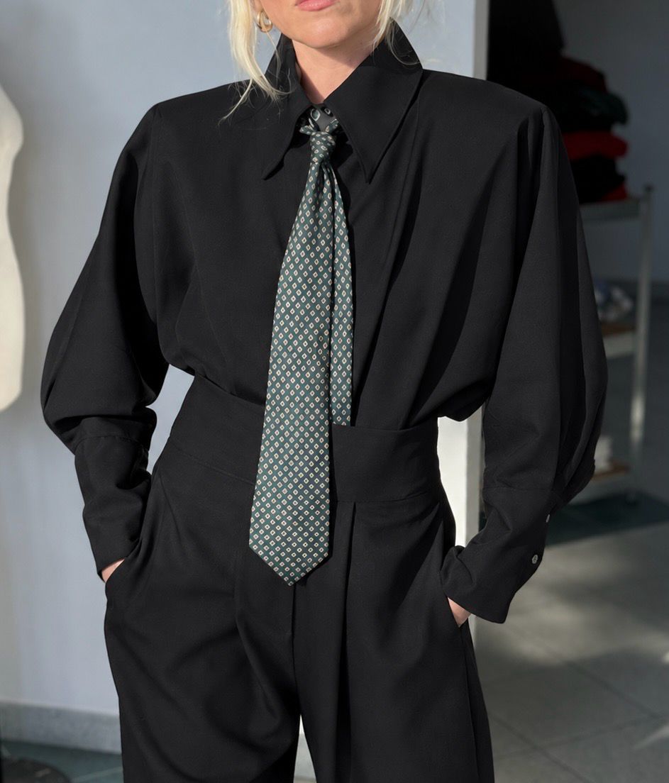 Camicia dolman con polsino alto in fresco lana • nero