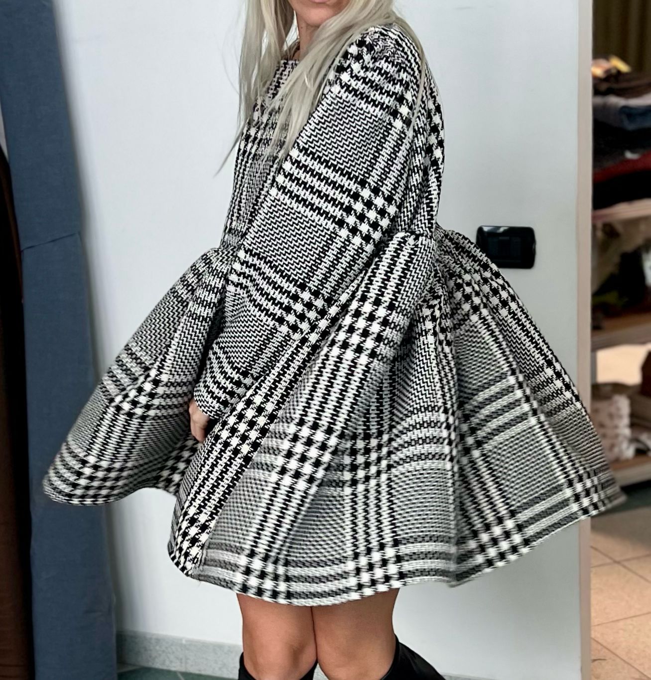 Abito con corpino a V - fantasia bianco e nero