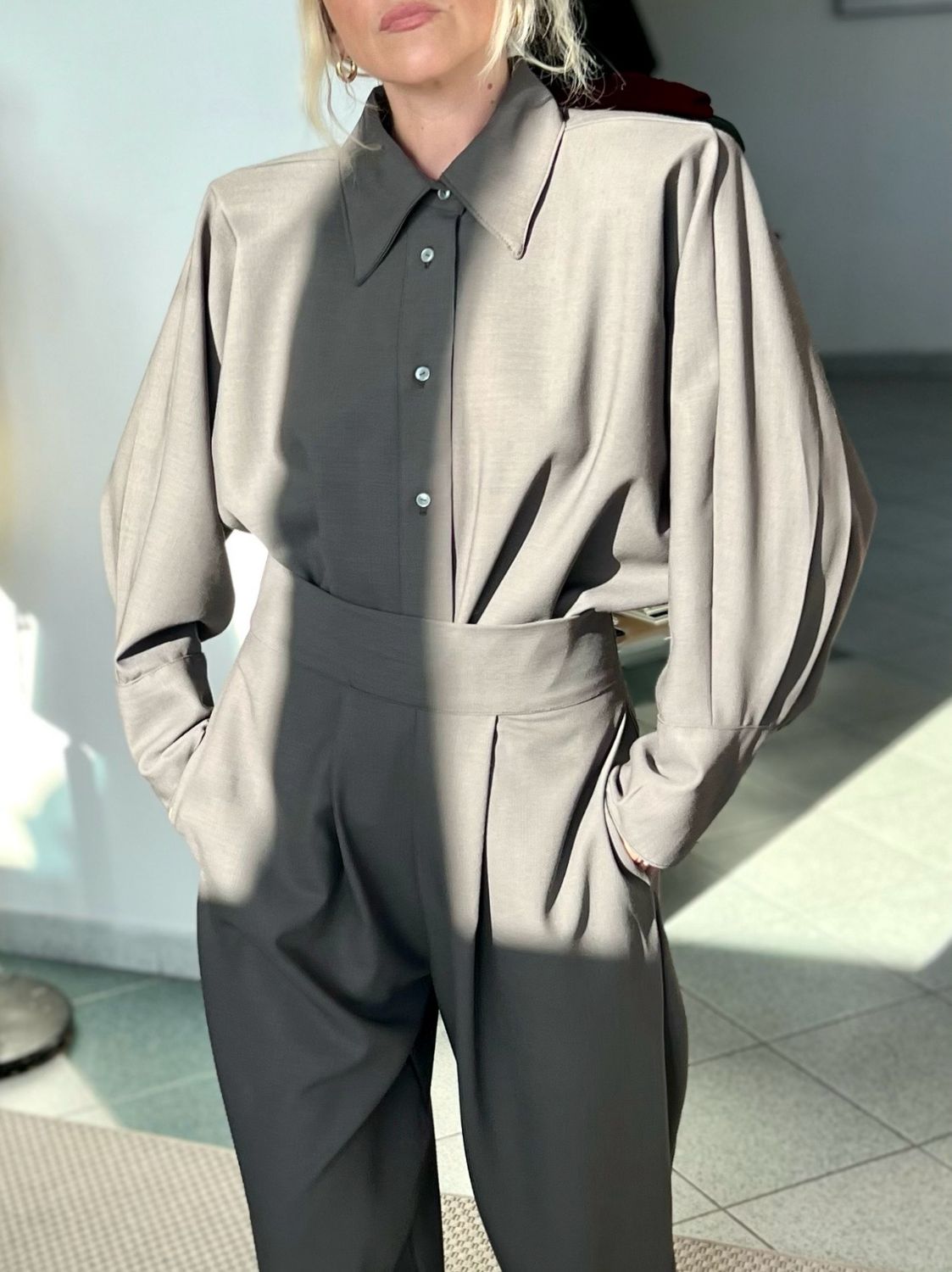 Camicia dolman in fresco lana / grigio-fango