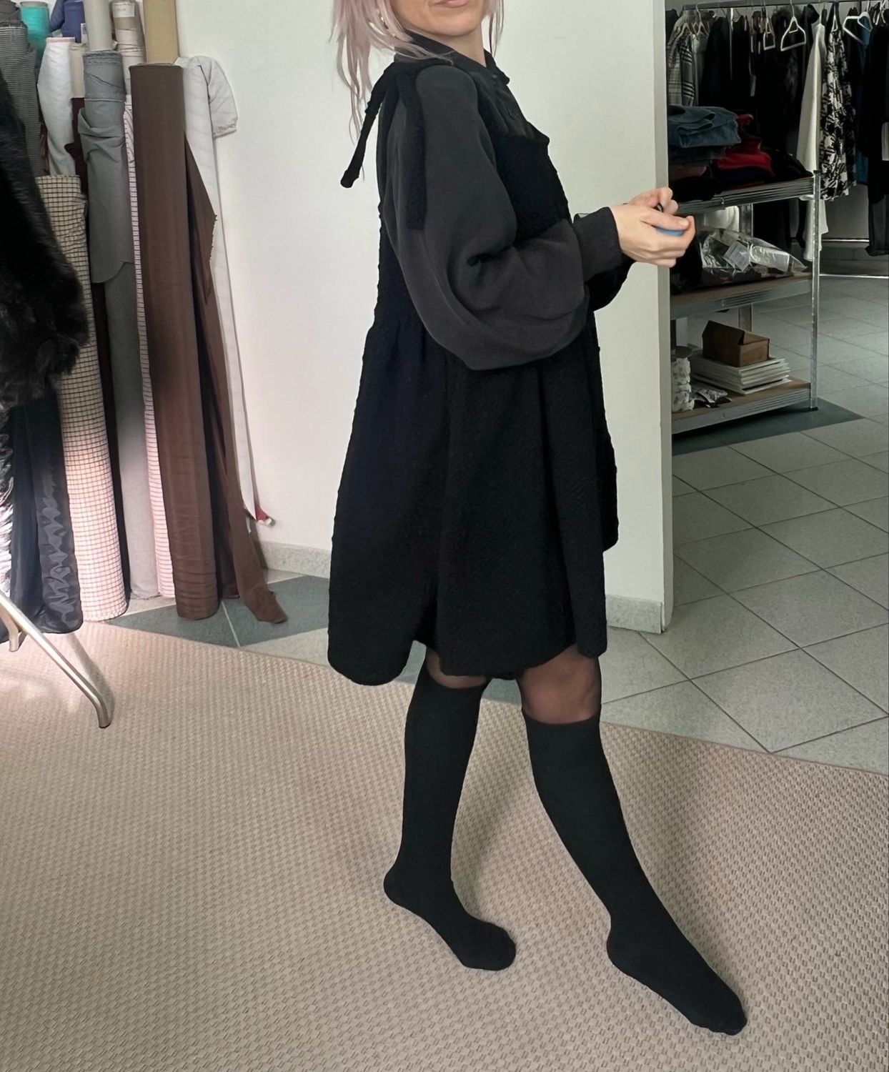 Abito smanicato con corpino a V/ Nero bouclè