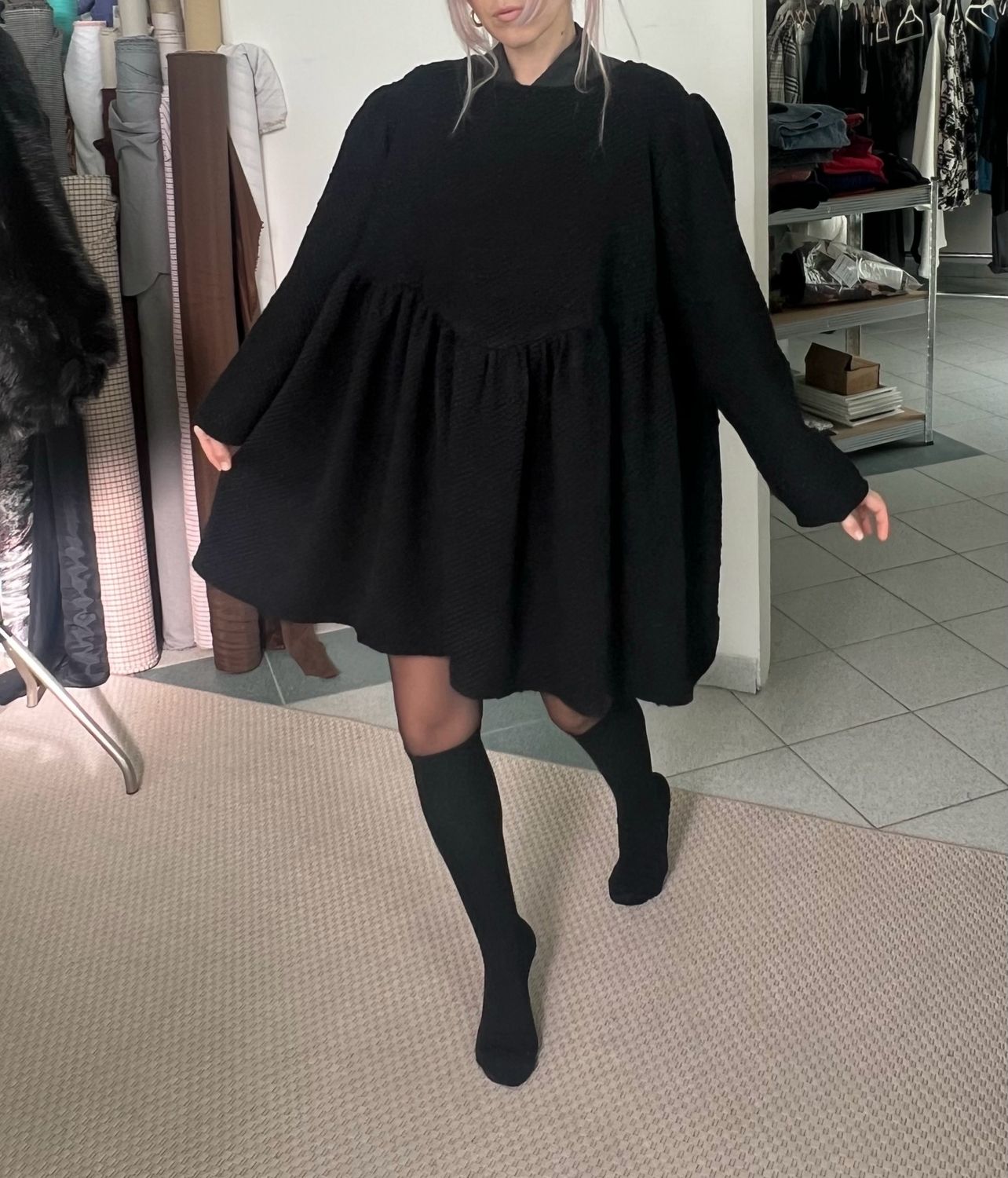 Abitino con corpino a V / nero bouclè