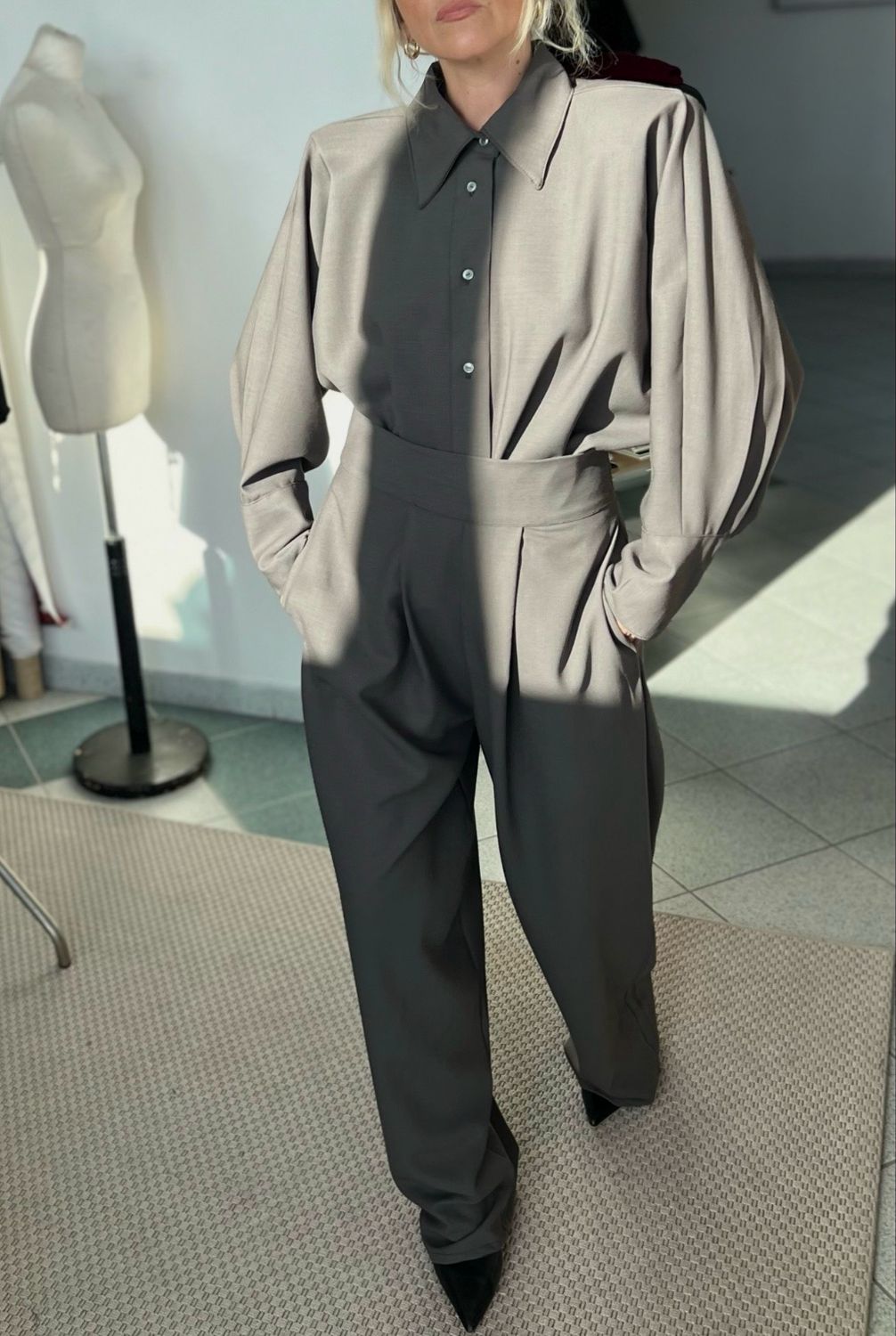 Pantalone con pinces ed elastico nel retro/ o vita su misura: scegli quale preferisci/ tortora