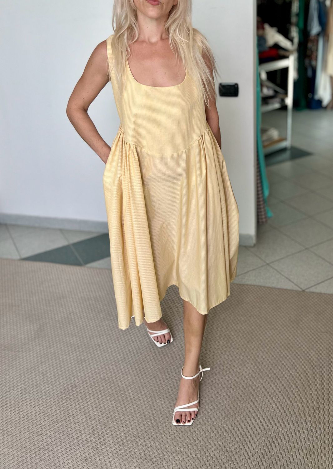 Abito midi con scollo squadrato + laccetti nel retro / giallo micro quadretti