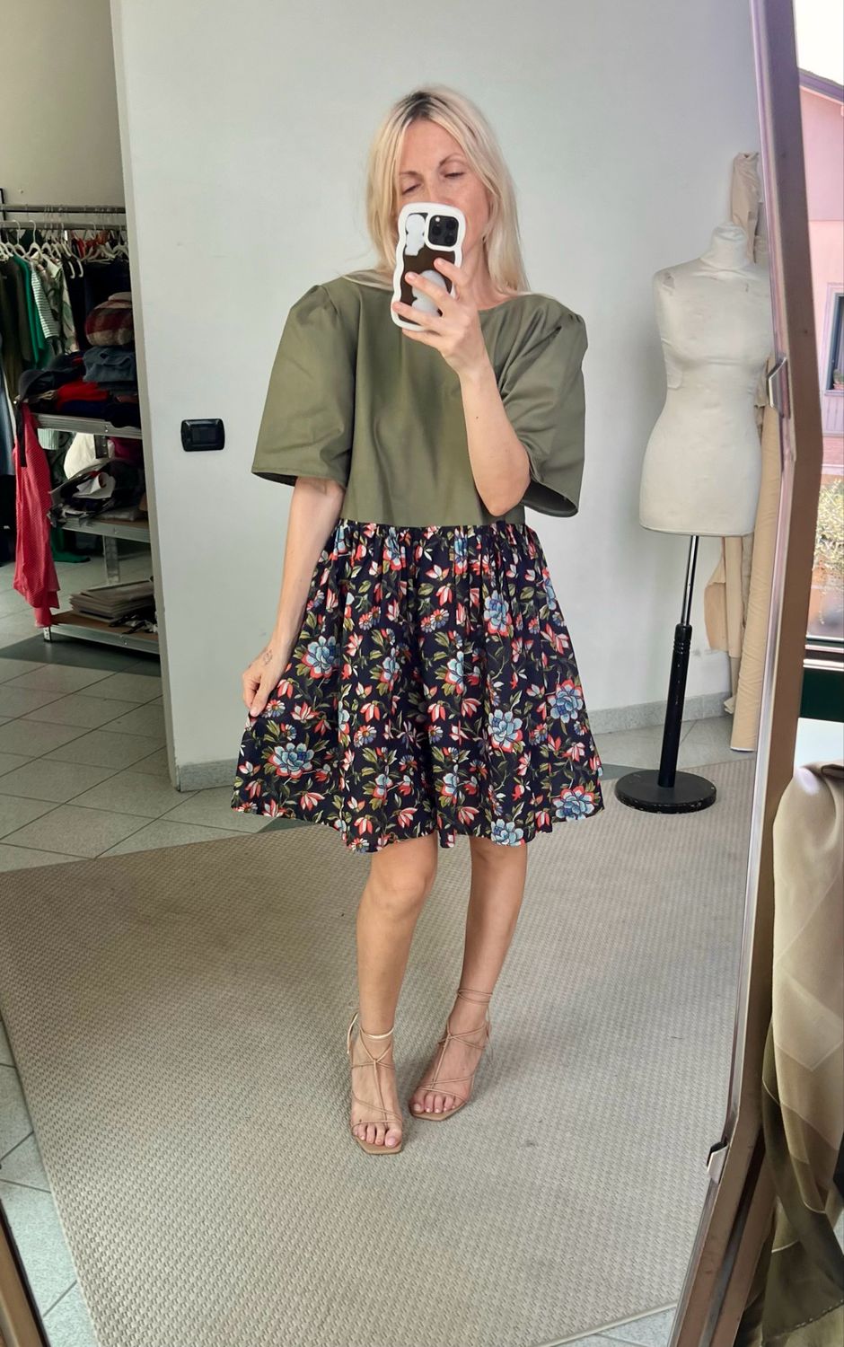 Abito arricciato con scollo a V nel retro
