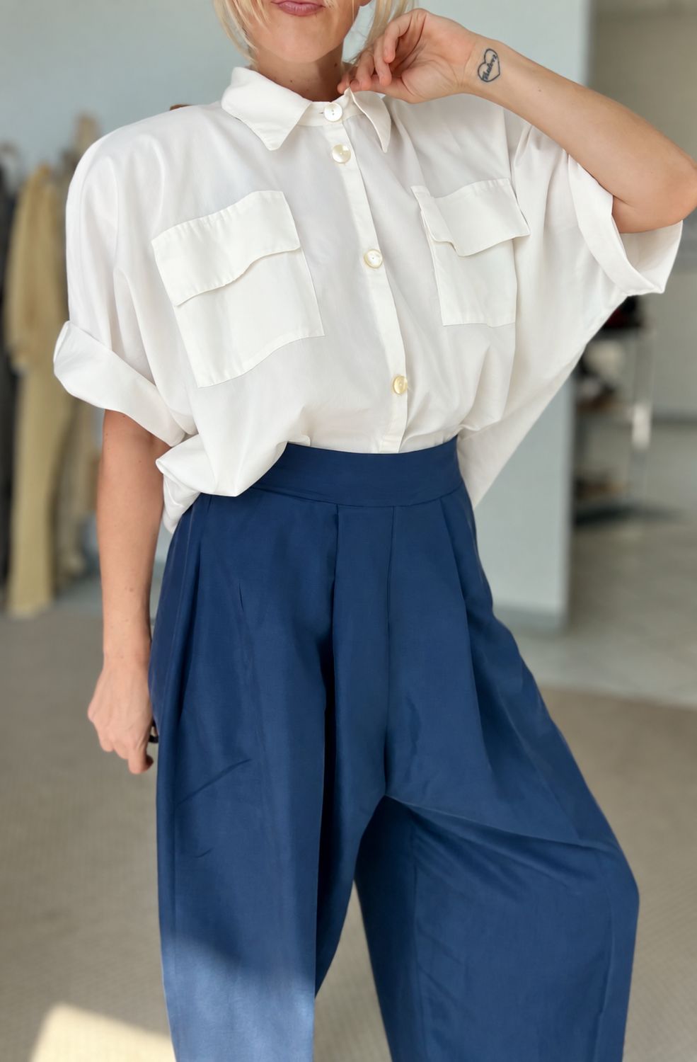 Pantalone con pinces + elastico nel retro/ cupro blu