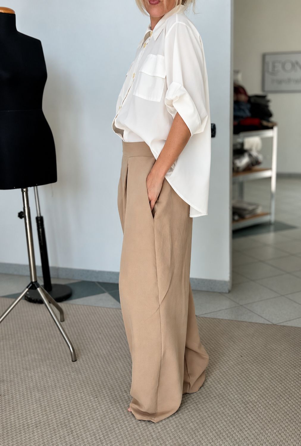 Pantalone con pinces + elastico nel retro/ cupro cammello