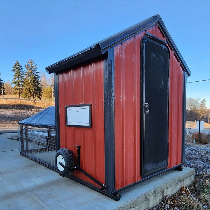 Ultimate Hen House, Colour: RED