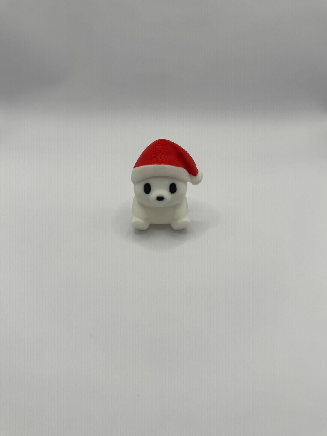 Bär mit Weihnachtsmütze