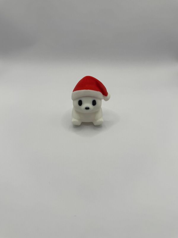 Bär mit Weihnachtsmütze