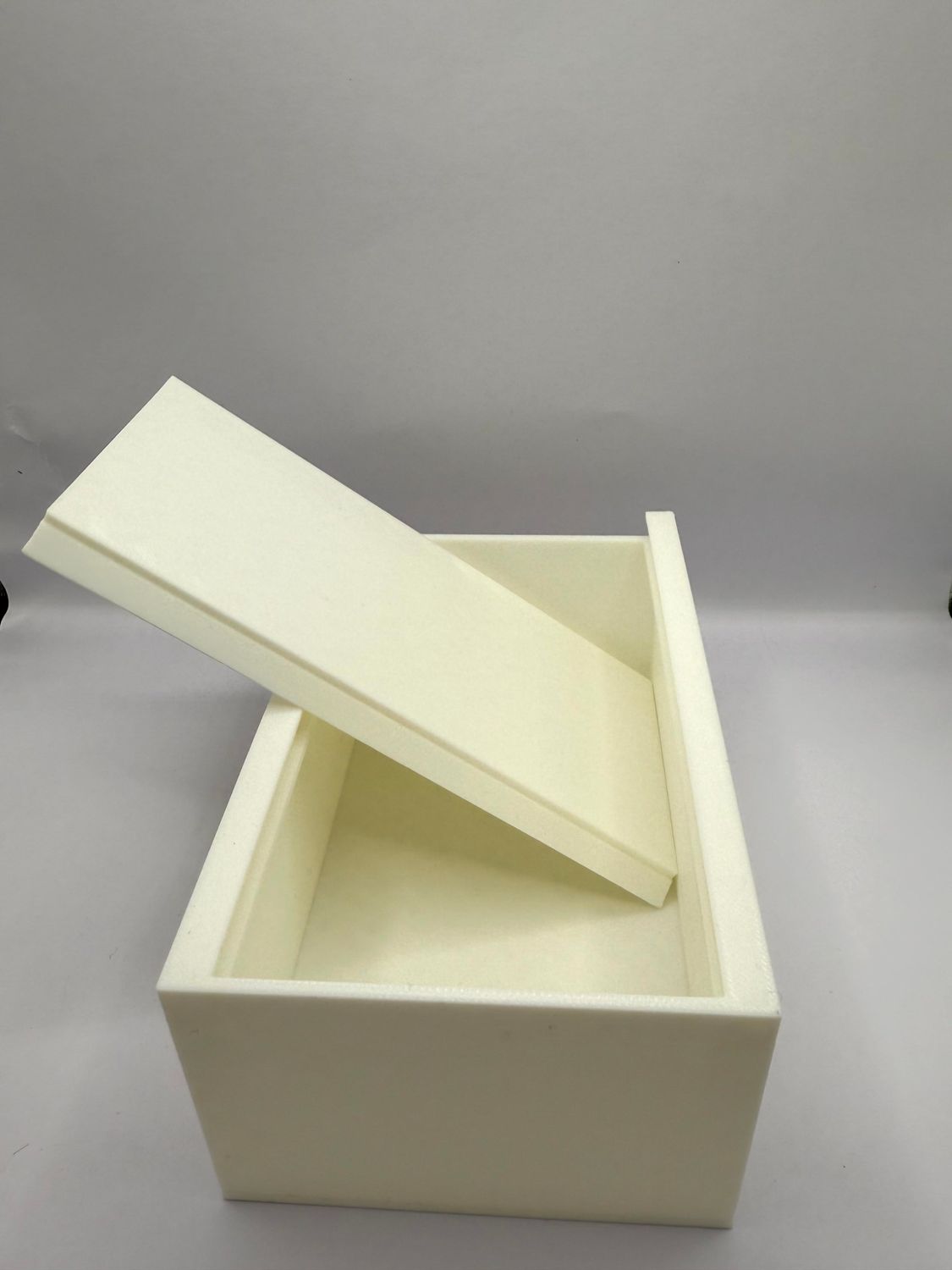 Box mit Schiebedeckel
