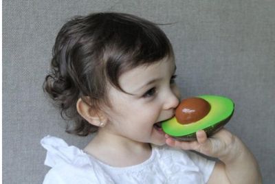 Oli &amp; Carol bijtspeeltje Arnold the Avocado – natuurlijk rubber bad- en bijtspeelgoed