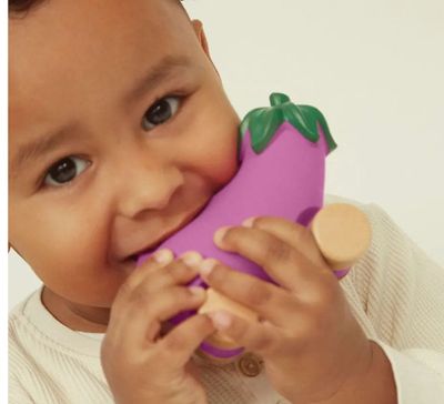 Oli &amp; Carol Emma the Eggplant Baby Car – natuurlijk rubber &amp; FSC-hout babyspeelgoed