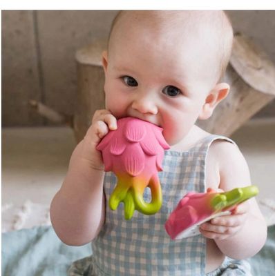 Oli &amp; Carol bijtspeeltje Fucsia the Dragonfruit – natuurlijk rubber baby speelgoed