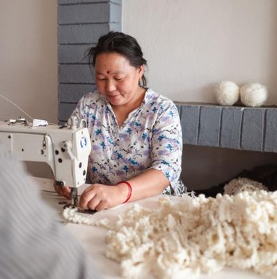 Sjaal met Verhaal Viltslinger Schaap met Margrietjes – Viltdecoratie
