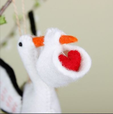 Sjaal met Verhaal Hanger Ooievaar met Hartje – Viltdecoratie