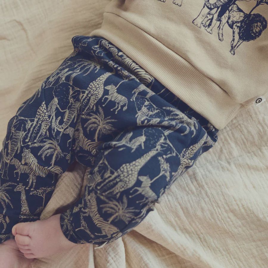 Müsli broek Safari – Night Blue / Cashmere biologisch katoen met dierenprint