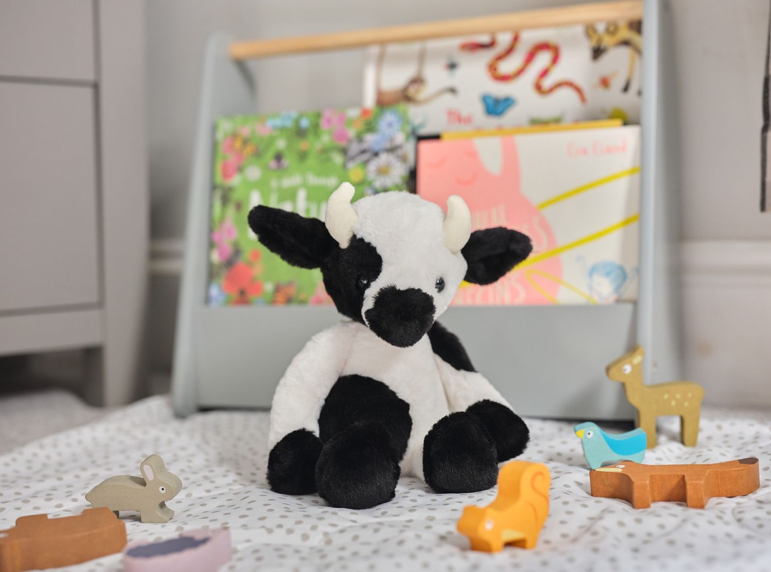 Charlie Bears knuffel Buttercup Cow – zwart/wit (30 cm)