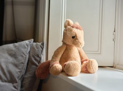 Charlie Bears knuffel Clip Clop Pony – bruin (33 cm)
