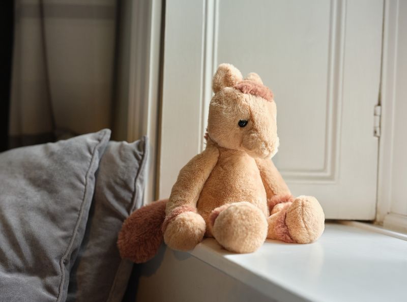 Charlie Bears knuffel Clip Clop Pony – bruin (33 cm)