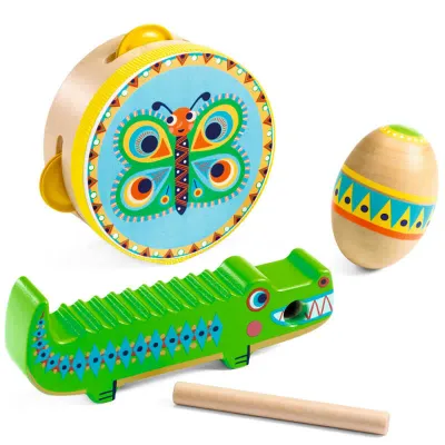 "Close-up van houten speelgoed: tamboerijn met vlinderillustratie, ei-maracas en krokodillen-guiro uit de Animambo lijn"