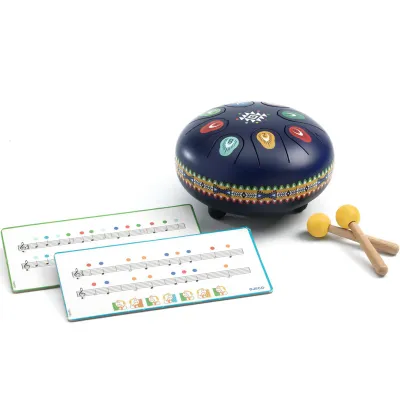 “Product overview van Djeco Animambo metalen kindertrommel met bladmuziek en houten drumstokjes”