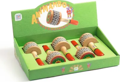 "Djeco Animambo mini cabassa in een doosje. Hebben een handvat en ritselende metalen kralen in het speelgedeelte"