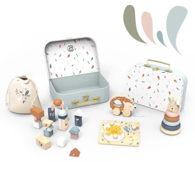 &quot;Inhoud van de Speedy Monkey speelgoedkoffer: houten blokken, stapelkonijn, puzzel, trekdier en stoffen zakje&quot;