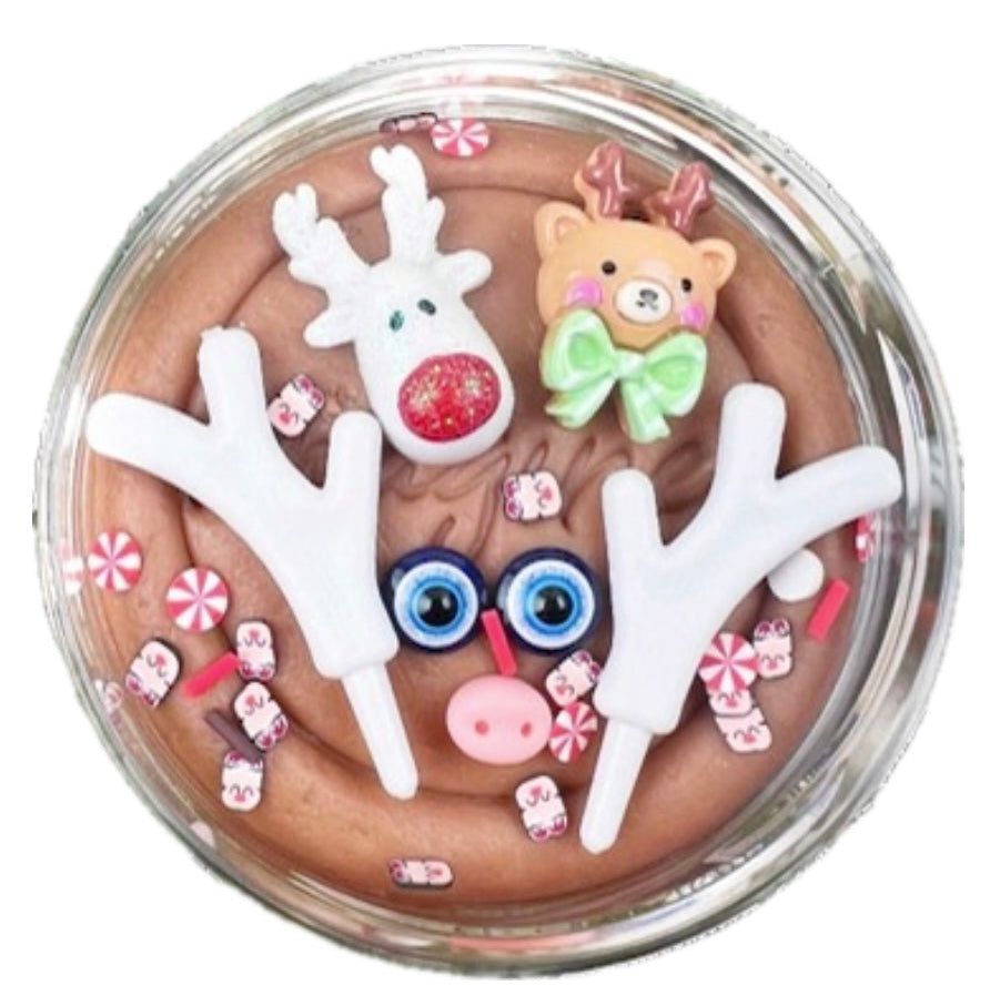 Bovenkant van potje klei met stukjes van een rendier die je gebruikt om met de klei een rendier te maken