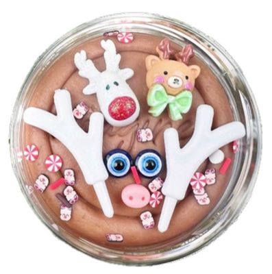 Bovenkant van potje klei met stukjes van een rendier die je gebruikt om met de klei een rendier te maken