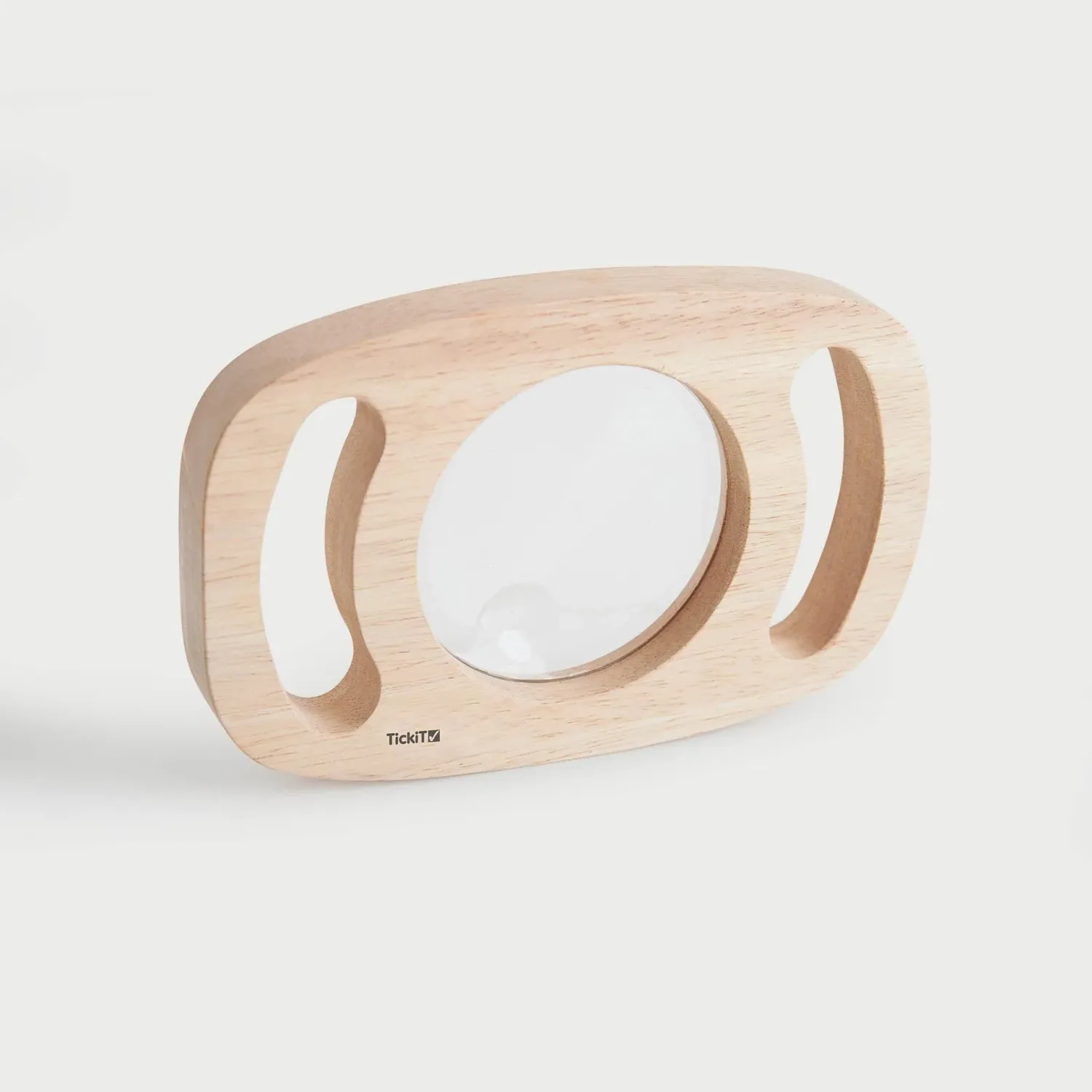 Close-up van het TickiT vergrootglas met houten frame en grote lens met twee comfortabele handgrepen.