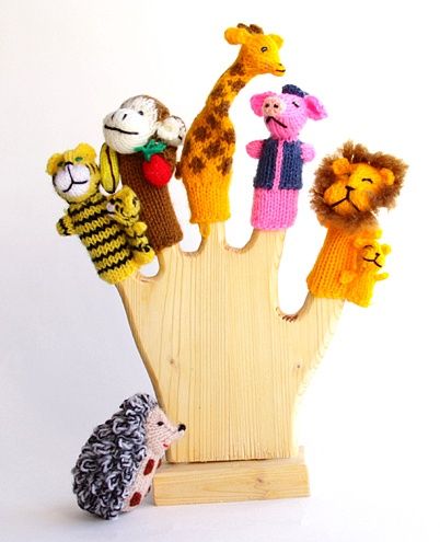 houten hand met daarop vingerpoppetjes op de vingers, aap, tijger, giraffe, leeuw en varken